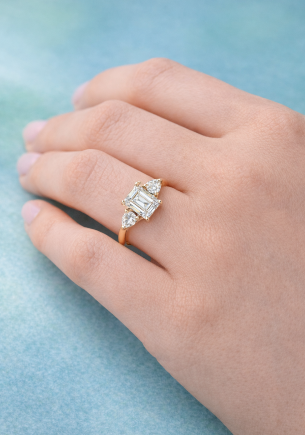 Anillo de Compromiso "Elir" con Diamante en Corte Esmeralda