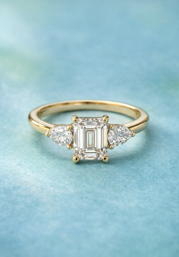 Anillo de Compromiso "Elir" con Diamante en Corte Esmeralda