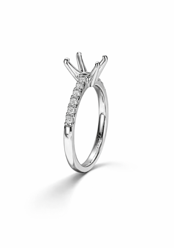 Montura "Ramí" Solitario con Diamantes Laterales a Cuatro Uñas