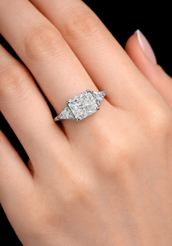 Anillo de Compromiso "Sahar" en Corte Radiante