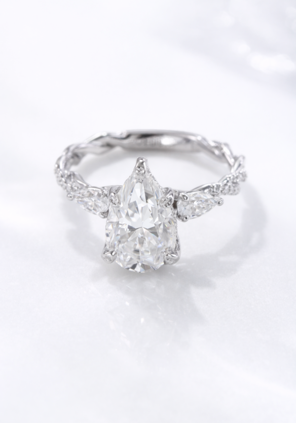 Anillo de Compromiso "Elara" en Corte Pera