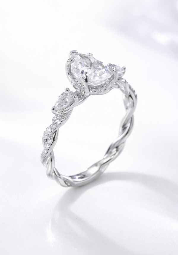 Anillo de Compromiso "Elara" en Corte Pera