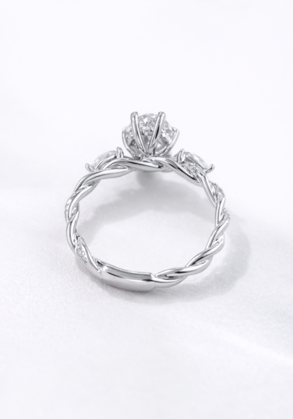 Anillo de Compromiso "Elara" en Corte Pera