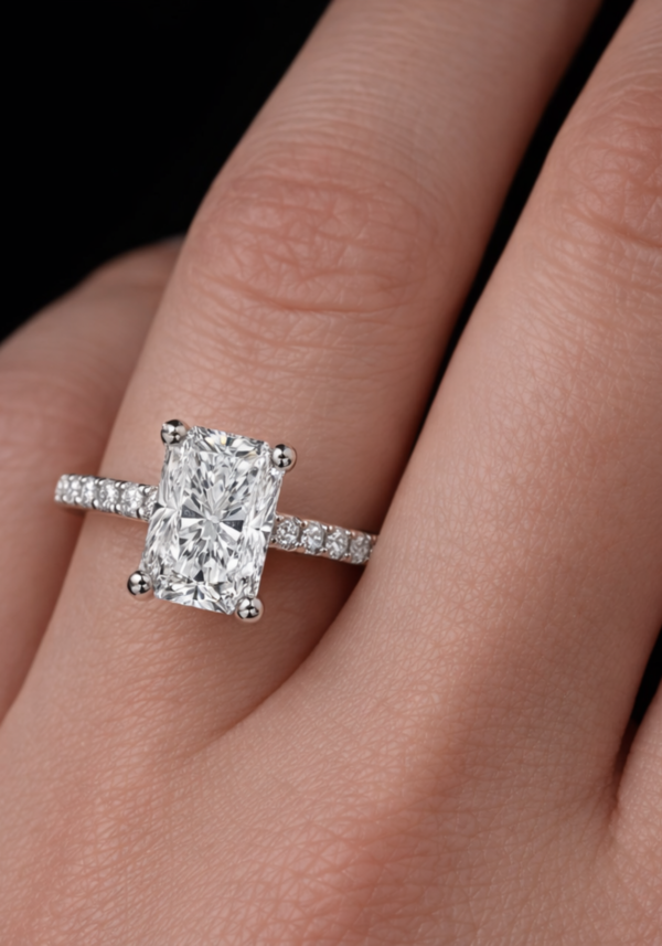 Anillo de Compromiso "Avív" en Corte Radiante