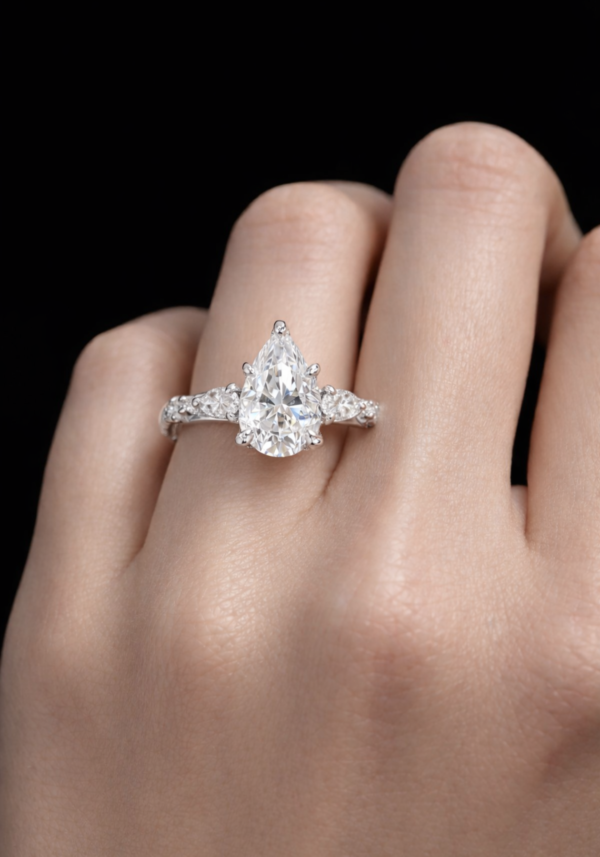 Anillo de Compromiso "Elara" en Corte Pera